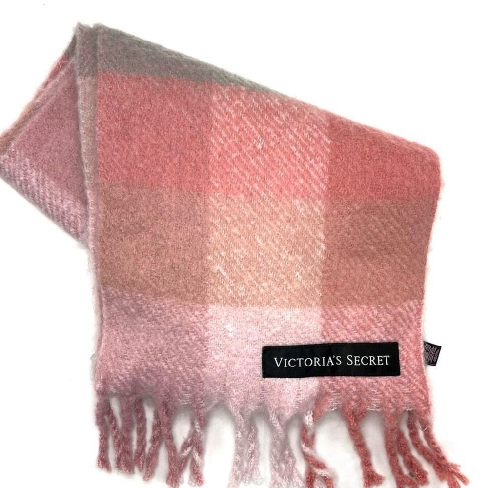 Victoria’s Secret Holiday 2020 Plush Plaid Scarf